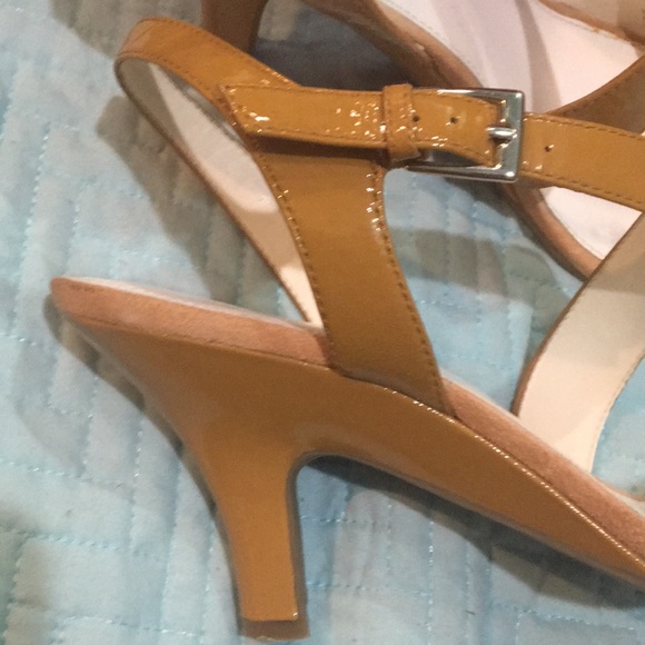 Gently used Aerosole who knew tan combo sandals - Picture 3 of 3